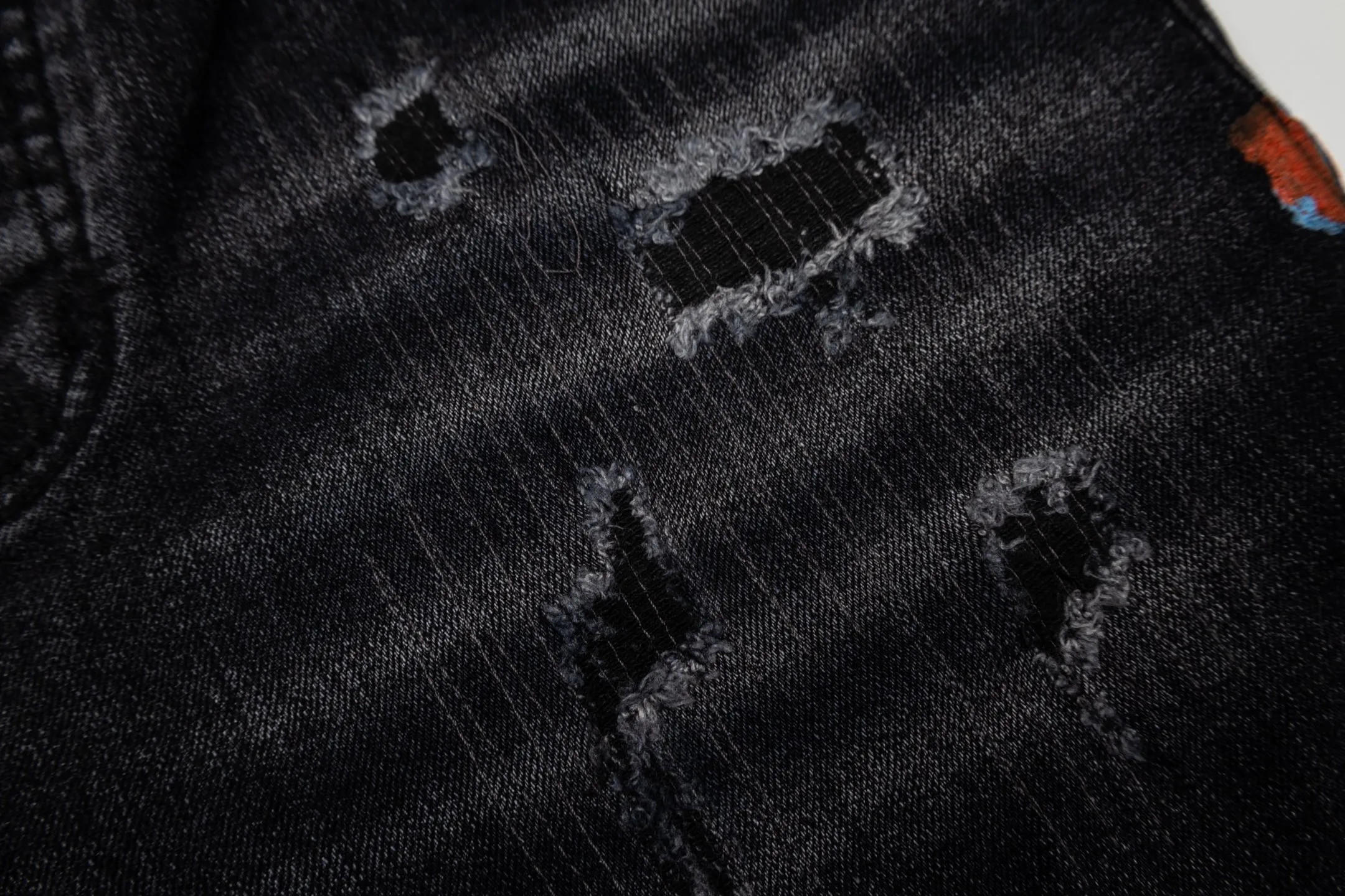 145 PURPLE BRAND 26New Arrival washed jeans with splash holes and holes. Really restores the ultimate Vintage texture. Three-dimensional version. Loose and comfortable, not picky on the figure. Makes taller and slimmer. Factory-made. Original factory quality control. Same style for men and women. Can be paired with couples. Versatile recommendation. Must-have jeans for all seasons. Hipsters have been disappointed. From the quality selection of fabrics, the tailoring of details, and the matching of patterns, they are all impeccable! The upper body is so handsome when worn...it can be easily worn by men, women and children! The craftsmanship is made of heavy-duty washed pure cotton denim fabric. After washing, it is soft and thick. It is very stylish when worn on the body. Color: Black Style number: # Size: 28 30 32 34 36